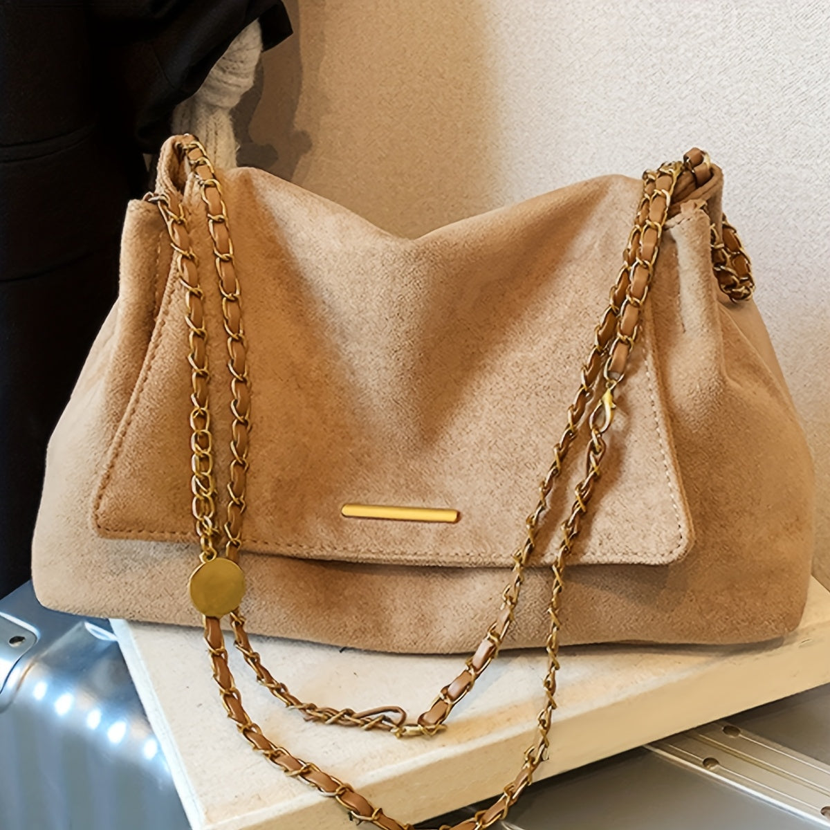 Elegant Shoulder Bag, Crescent Shape, Perfect Choice for Any occasion